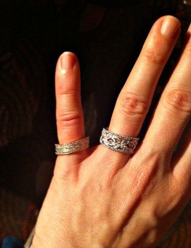 Bild kann Mensch Person Schmuck Zubehör Ring Zubehör Hand und Finger enthalten