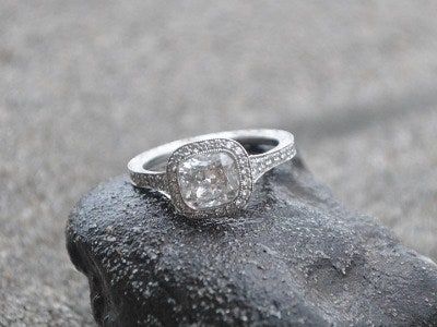 Bilden kan innehålla Smycken Tillbehör Tillbehör Ring och Silver