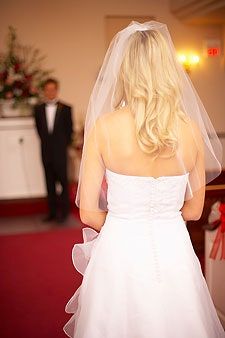 Das Bild kann enthalten Kleidung Kleidung Menschliche Person Hochzeitskleid Kleid Hochzeitsrobe Mode und Schleier