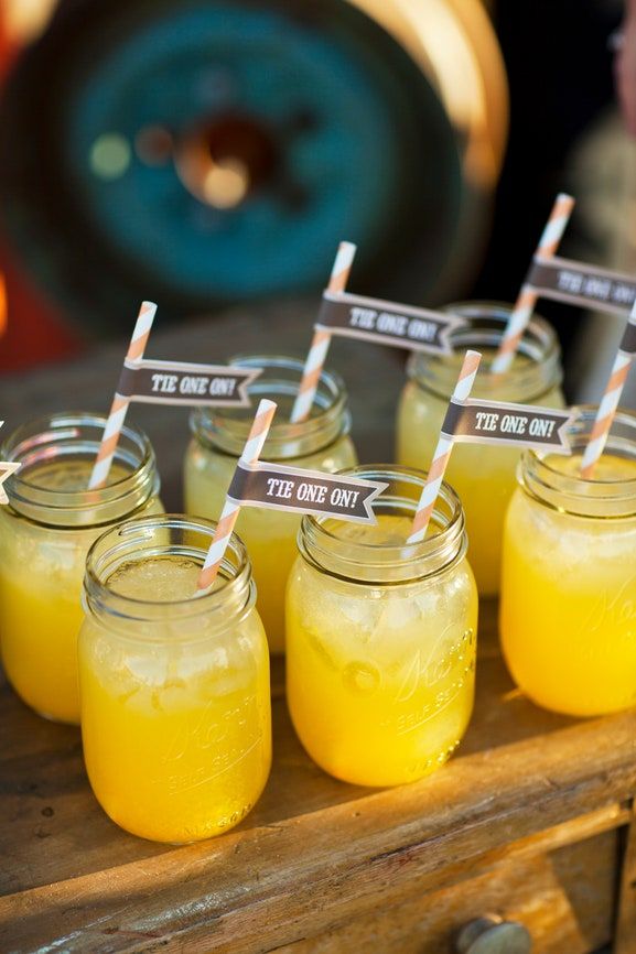 Slika lahko vsebuje pijačo z limonado, pijačo, človek in oseba