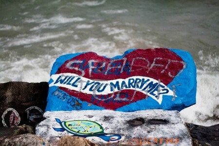 Bild kann enthalten Ozean Natur Meer Wasser Kleidung Bekleidung Fels und Küste