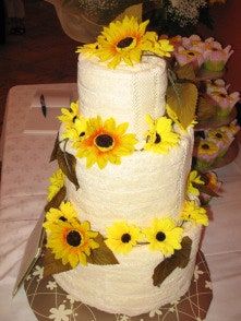 Slika lahko vsebuje Food Dessert Cake Poročna torta Oblačila in oblačila