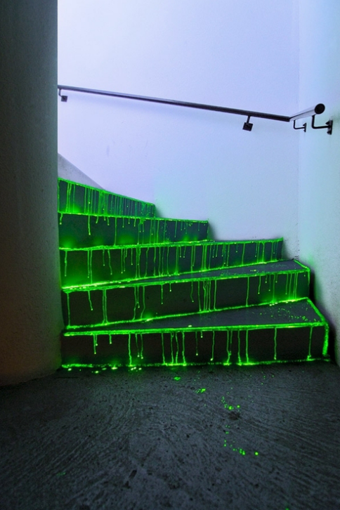 Escaleras pintadas que brillan en la oscuridad