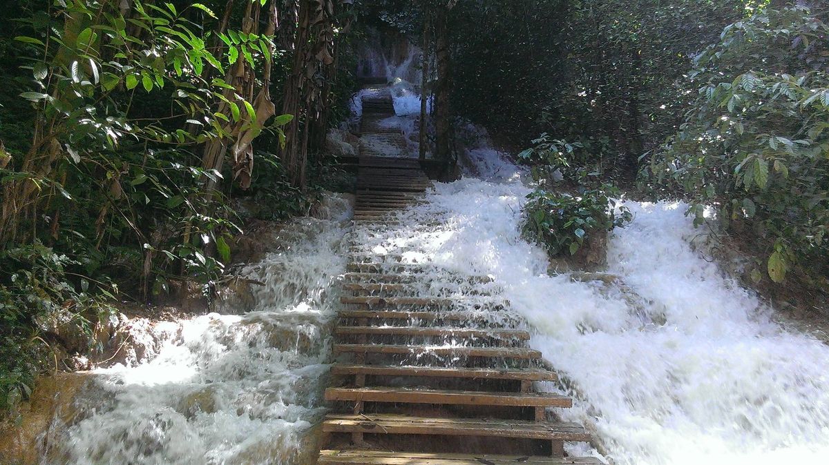 Escaleras inundadas en Luang Prabang, Laos