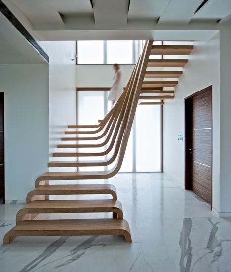 Escaleras de madera dentro de una casa