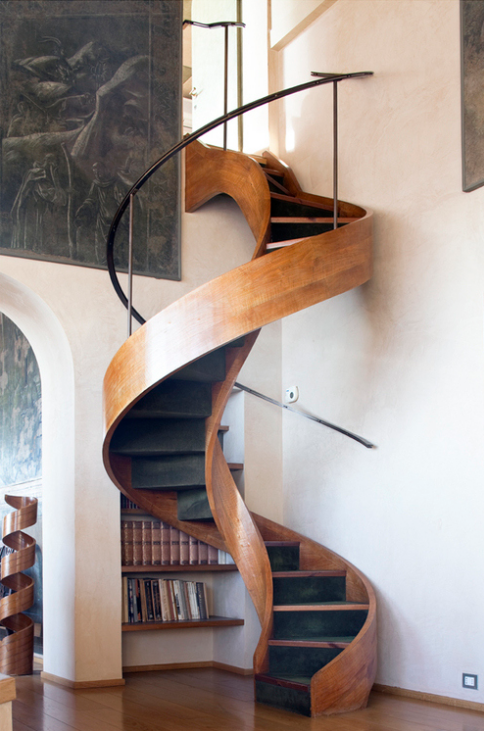 Hermosa escalera de madera con arte en espiral de madera a juego