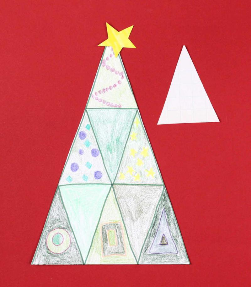   Mosaico de árbol de Navidad en forma de gran triángulo.