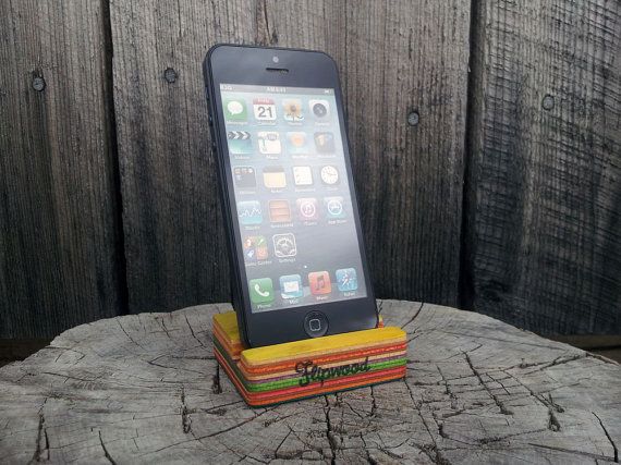 Soporte para smartphone con monopatín reciclado