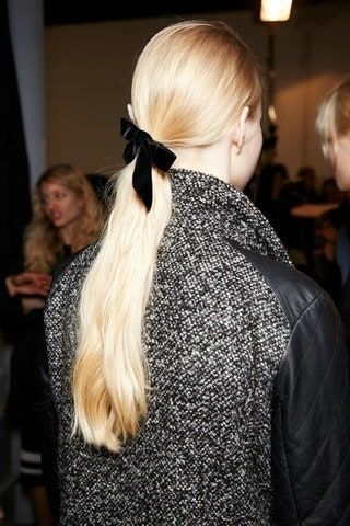 この画像には、髪の毛の人間の服やアパレルが含まれている可能性があります