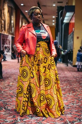 La imagen puede contener Ropa Vestimenta Persona humana Vestido de noche Bata Vestido Moda Abrigo y abrigo femenino