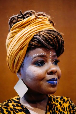 La imagen puede contener Ropa Vestimenta Cara Persona humana Sombrero Diadema y turbante