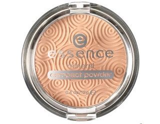 Esta imagen puede contener accesorios de joyería colgante de maquillaje facial cosméticos accesorio y medallón