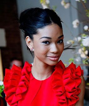 La imagen puede contener Chanel Iman Rostro Persona humana Intérprete Cabello Cabello negro Mujer Planta y sonrisa