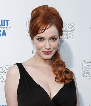 La imagen puede contener Christina Hendricks Hair Face Persona humana Ropa y prendas de vestir