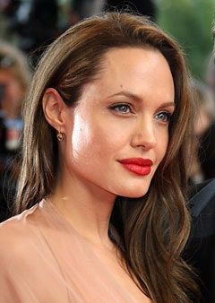 La imagen puede contener Angelina Jolie Face Human Person Hair Head and Female