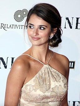 Bilden kan innehålla hår Människoperson Klänning Kläder Kläder Penlope Cruz Kvinnlig Frisyr Ansikte och kvinna