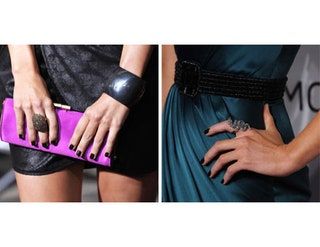 La imagen puede contener accesorios de brazalete de persona humana, accesorio y mano.