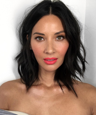 La imagen puede contener rostro humano cabello y cabello negro