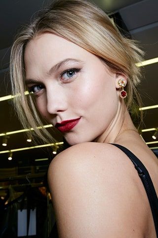 La imagen puede contener cosméticos faciales y lápiz labial Karlie Kloss Human Person