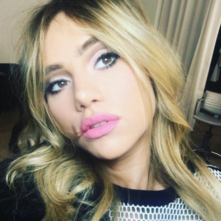 Esta imagen puede contener Rostro Persona humana Mujer niña Rubia Adolescente Niño Mujer y niño