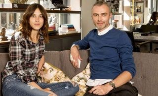 Kuva saattaa sisältää Alexa Chung Human Person People Video Gaming Clothing Apparel Furniture and Couch
