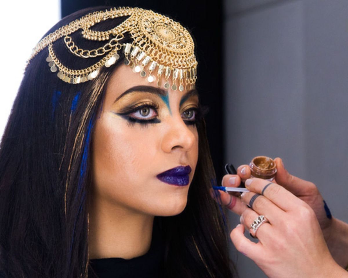 La imagen puede contener una persona humana Accesorios Accesorios Joyas Cosméticos faciales Lápiz labial y dedo