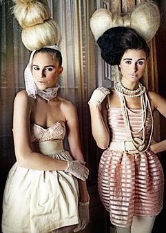 La imagen puede contener Ropa Vestimenta Persona humana Moda Vestido de noche Vestido y bata