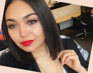 Dette bildet kan inneholde Face Human Person Lipstick Cosmetics Clothing and Apparel