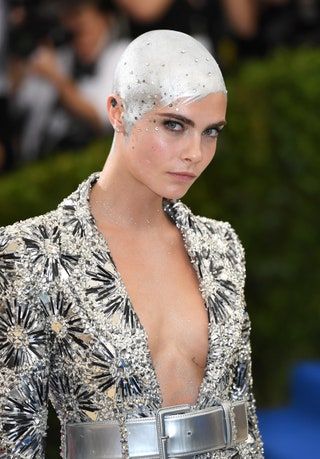Bild könnte Cara Delevingne enthalten Kleidung Bekleidung Mensch Person und Gesicht