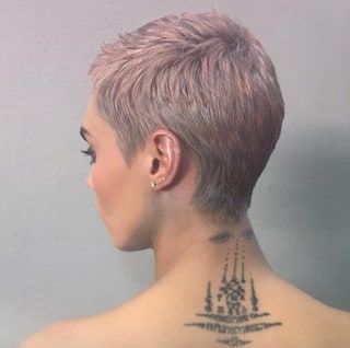 Bild kann Haut menschliche Person Tätowierung und Haare enthalten