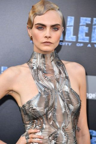 Bild könnte enthalten Cara Delevingne Mensch Mode Kleidung Abendkleid Kleid Robe Bekleidung Haut und Tattoo