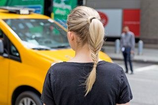 Bilden kan innehålla mänsklig person hår, fordonstransport, bil och bil