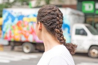 Bilden kan innehålla Hair Braid Human Person Vehicle Transportation and Lastbil