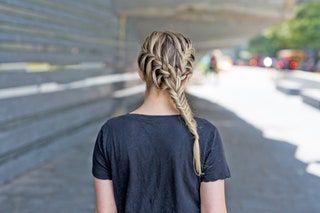 Bilden kan innehålla Hair Human Person och Braid