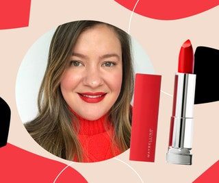 Nainen, joka käyttää Maybelline-huulipunaa