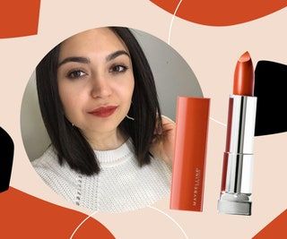 Nainen, joka käyttää Maybelline-huulipunaa