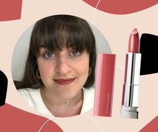 Nainen, joka käyttää Maybelline-huulipunaa