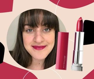 Nainen, joka käyttää Maybelline-huulipunaa