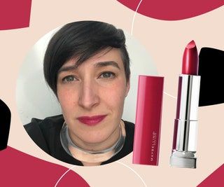 Nainen, joka käyttää Maybelline-huulipunaa