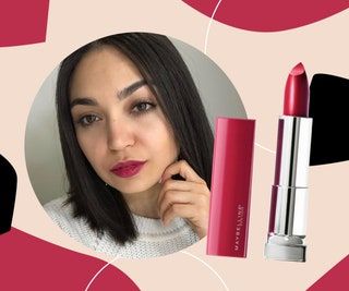 Nainen, joka käyttää Maybelline-huulipunaa