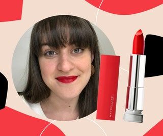 Tämä kuva saattaa sisältää Cosmetics Lipstick Human and Person