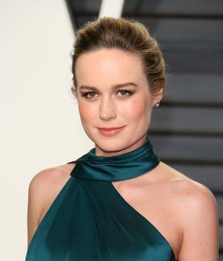 Bild könnte enthalten Brie Larson Kleidung Kleidung Menschliche Person Abendkleid Kleid Robe und Mode