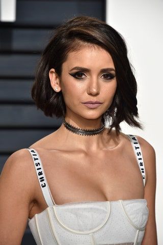 Bild kann enthalten Nina Dobrev Gesicht Mensch Person Schmuck Halskette Zubehör Accessoires Kleidung und Kleidung