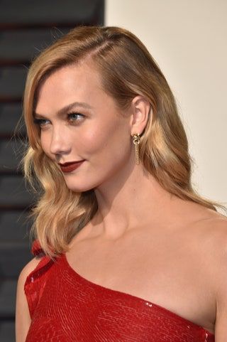 Bild könnte enthalten Karlie Kloss Menschliche Person Kleidung Bekleidung Gesicht Abendkleid Robe Mode Kleid und Haare