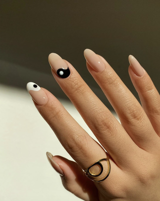 Ying Yang nagų dailė