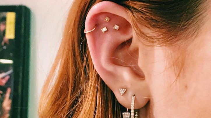 La imagen puede contener Accesorios Accesorio Joyas Persona humana y Pendiente