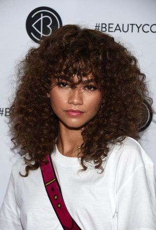 Zendaya con un corte de pelo peludo
