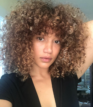 Corte de pelo rizado de pelo largo
