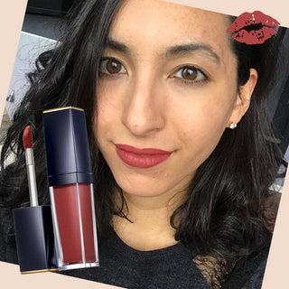 La imagen puede contener cosméticos y lápiz labial para personas humanas