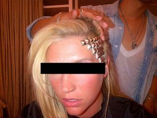 Bilden kan innehålla Ansikte Människoperson Hårkäke Halsband Smycken Tillbehör och tillbehör